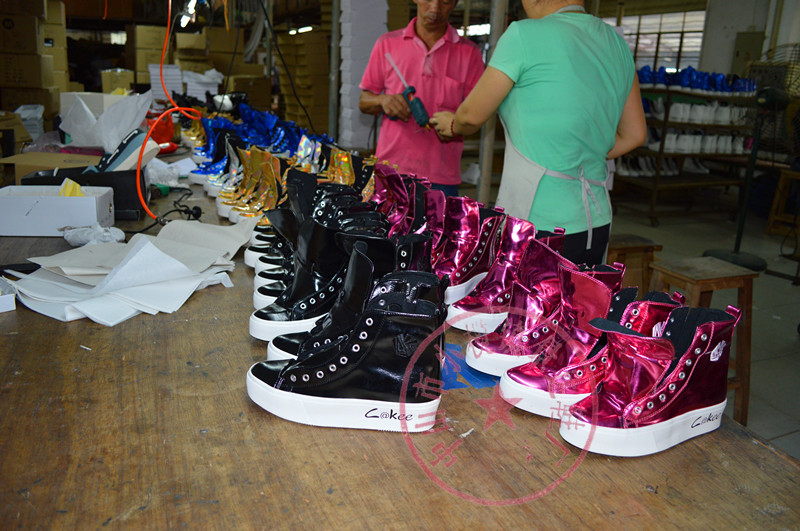 習(xí)水鞋業(yè)車間 穩(wěn)就業(yè)促發(fā)展，打造產(chǎn)業(yè)發(fā)展新引擎